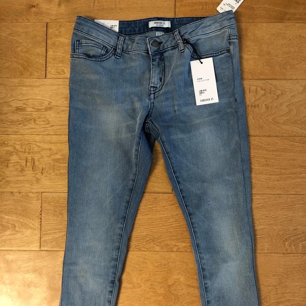 New Forever 21 Low Rise Ankle Fit Denim Blue Jeans